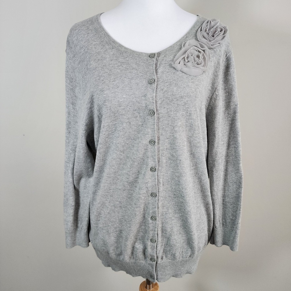 Old Navy Cardigan Sweater Womens XL Gray‎ Cotton Floral Rosette Dainty Feminine
